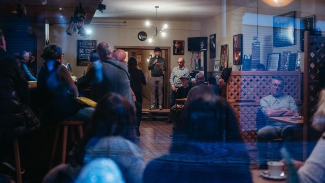 Rencontre à la Brasserie La Lorraine Image de Rencontre à la Brasserie La Lorraine
