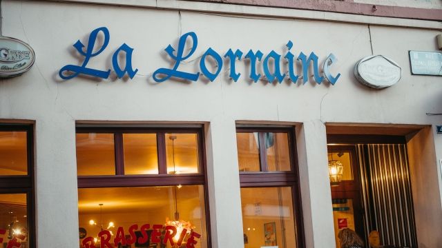 Rencontre à la Brasserie La Lorraine Image de Rencontre à la Brasserie La Lorraine